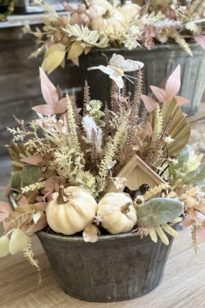 Kompozycja jesienna w stylu boho> Wykonana w metalowej osłonce z brązowo-kremowymi dodatkami, wrzosami, liśćmi, domkiem, dyniami, motylkami.