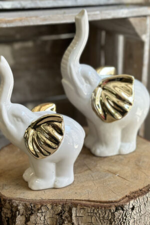 Biały ceramiczny słoń ze złotymi uszami.