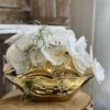 Kompozycja sztuczna wykonana w ceramicznych złotych ustach z dodatkiem białych silikonowych kwiatów orchidei.