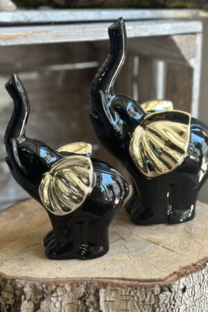 Czarny ceramiczny słoń ze złotymi uszami.