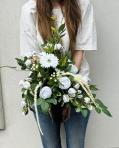 Wkład do wazonu wykonany z białych kwiatów.
