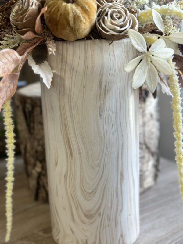 Kompozycja z sztucznych kwiatów w stylu boho w ceramicznej tubie