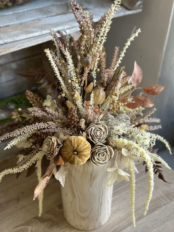 Kompozycja z sztucznych kwiatów w stylu boho w ceramicznej tubie