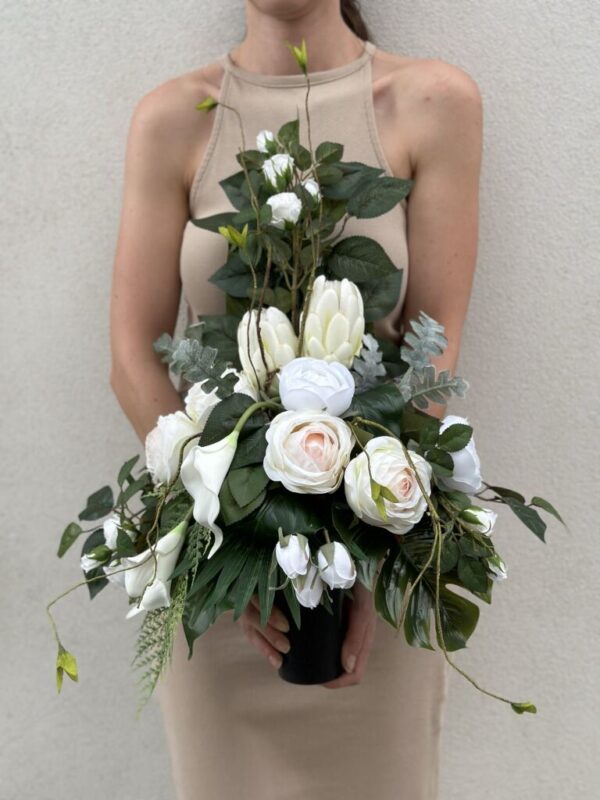 Wkład do waoznu wykonany ze piankowej calli i satynowych biało-kremowych kwiatów.