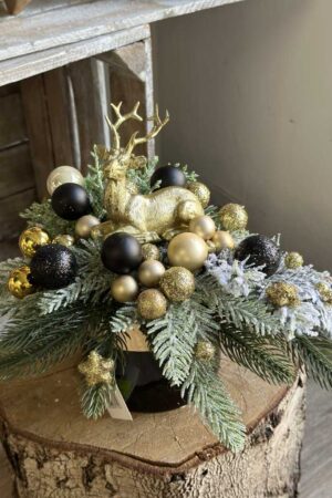 Kompozycja świąteczna ze złotym reniferem i bombkami z akcentem czerni
