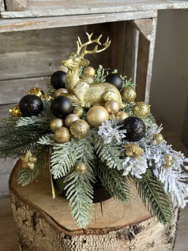 Kompozycja świąteczna ze złotym reniferem i bombkami z akcentem czerni