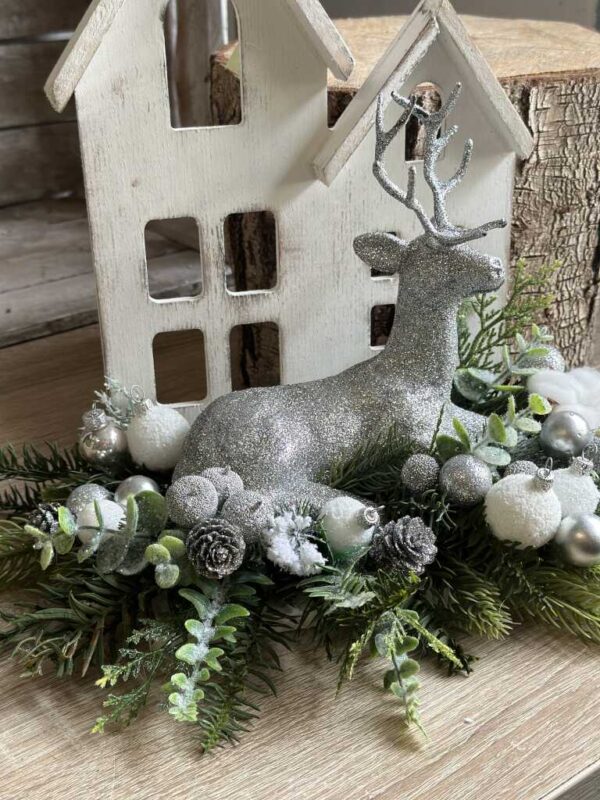 Dekoracja świąteczna ze srebrnym reniferem i białym drewnianym domkiem