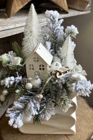Kompozycja świąteczna z domkiem w białej osłonce z choinkami