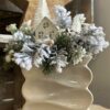 Kompozycja świąteczna z domkiem w białej osłonce z choinkami