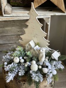 Dekoracja świąteczna z drewnianą choinką, domkami i niedźwiedziem polarnym