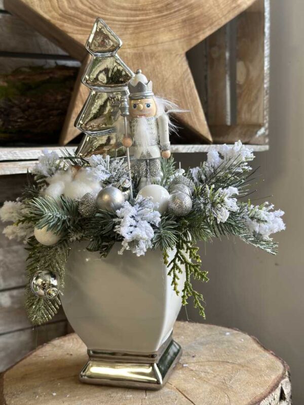Kompozycja świąteczna w biało śrebrnej osłonce z lustrzaną choinką i dziadkiem do orzechów