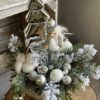 Kompozycja świąteczna w biało śrebrnej osłonce z lustrzaną choinką i dziadkiem do orzechów